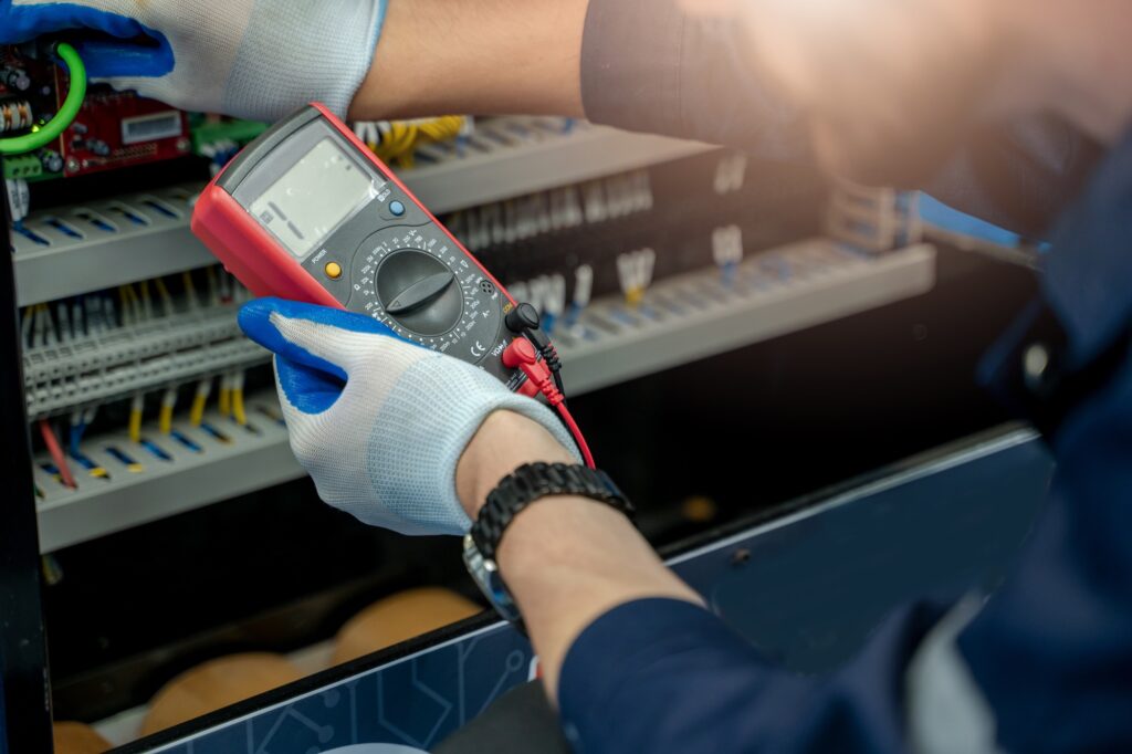 Probador de trabajo ingeniero electricista midiendo voltaje